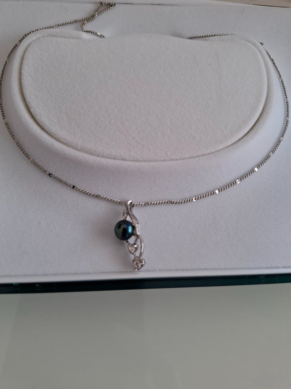 Silver necklace with black pearl