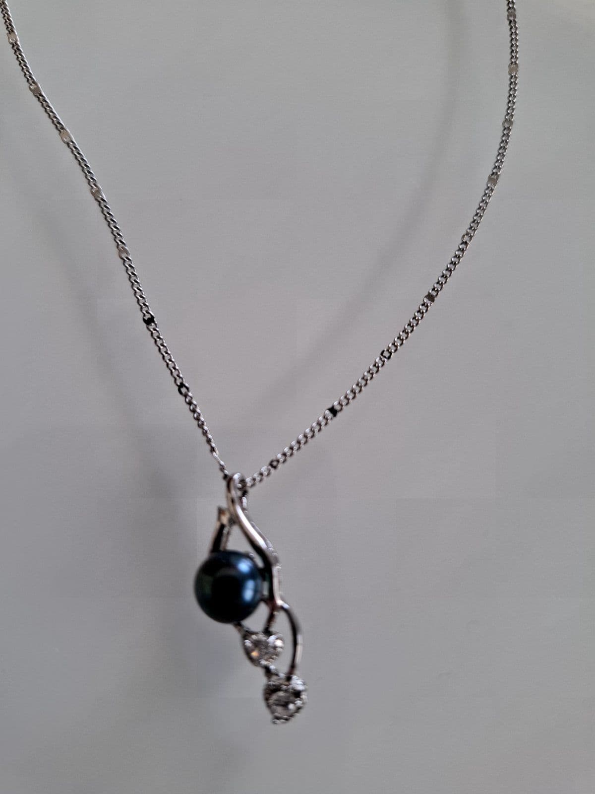 Silver necklace with black pearl