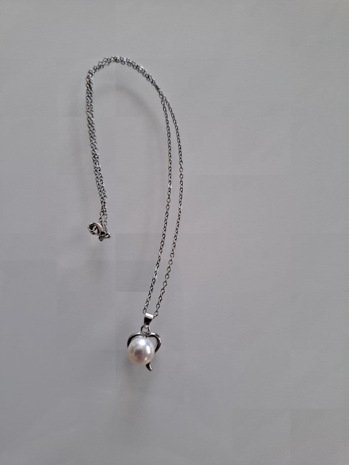 Silver necklace with white pearl